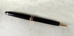 MONTBLANC. Caneta modelo Meisterstuck Roller, único dono, adquirida em 1983. Composta em resina preciosa em preto profundo com detalhes revestidos em ouro e coroada com a tradicional marca da estrela branca. Perfeito estado.