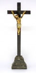 Minas Gerais, Brasil, século XIX. Belíssimo crucifixo de fatura popular em madeira recortada e policromada. Altura = 43 cm. Apresenta discreto lascado no pé direito e marcas do tempo.