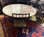 SCAPINELLI - Espetacular mesa de jantar em madeira nobre com tampo em mármore, toda com etiqueta, acompanha 4 cadeiras (precisa restauro), medindo: 1,21 m diâmetro x 76 cm alt.