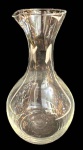 Delicado decanter em vidro, medindo: 21 cm alt.