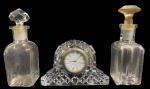 Lote contendo: 2 perfumeiros em cristal + relógio de mesa em cristal, medindo: perfumeiros 11 cm alt. maior.
