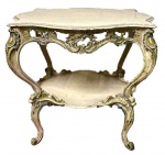 Magnifica mesa lateral estilo Luis XV em madeira patinada, medindo: 71 cm x 70 cm x 75 cm