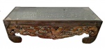 Magnifica mesa de centro em madeira nobre com tampo de vidro, Estilo Oriental, medindo: 1,28 m x 42 cm x 47 cm