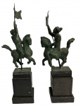 Espetacular Par de esculturas em bronze representando cavalheiro com seu cavalo, medindo: 48 cm e 45 cm alt.
