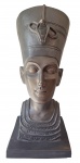 Sensacional escultura de petit bronze, representando a belíssima rainha egípcia NEFERTITI, medindo 54 cm alt e base 26 x 26 cm. Divina!
