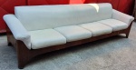 Espetacular sofá anos 50 de designer, jacarandá, medindo: 2,70 M COMP. 72 CM ALT. X 87 CM PROF. (PRECISA RESTAURO, MARCAS DE USO)