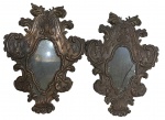 Par de belos espelhos em metal dourado, medindo: 37 cm x 27 cm