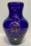 Vaso em cristal azul com friso dourado, medindo: 24 cm alt.
