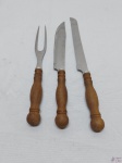 Jogo de garfo trinchante, facão e faca de pão em aço inox com pega em madeira. Medindo a faca de pão 34,5cm de comprimento.