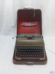Antiga máquina de escrever da marca Remington Quiet-Riter. Perfeito estado de conservação.