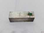 Porta batom em prata de lei 800 com pedra verde. Medindo 2cm x 2cm x 5,5cm de altura, pesando 25 gramas.