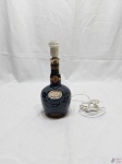 Abajur com corpo de garrafa do whisky Chivas Brothers na cor azul marinho. Medindo 28cm de altura. Funcionando perfeitamente.