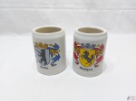 Lote de 2 canecas em porcelana Ceramarte com brasão. Medindo 12,5cm de altura.