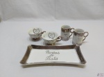 Lote de 4 xícaras e 1 bandeja em porcelana, bodas de prata. Medindo a bandeja 20cm x 10cm.