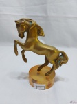 Escultura na forma de cavalo em bronze com base em resina, escultura assinada Piero Bauf. Medindo 15,5cm de altura.