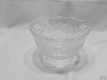 Cachepot bowls em cristal ricamente lapidado com detalhes foscos. Medindo 21,5cm de diâmetro de boca x 14cm de altura.
