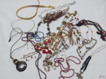 Lote de diversas bijuterias, composto de colares, brincos, etc.