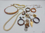 Lote de diversas bijuterias, composto de pulseiras, colares, brincos, etc.