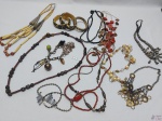 Lote de diversas bijuterias, composto de pulseiras, colares, etc.