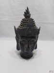 Escultura na forma de cabeça de Buda em resina preta. Medindo 24cm de altura.