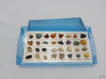 Caixa com coleção de 32 pedras preciosas e semipreciosas.