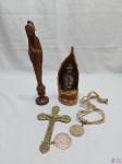 Lote sacro diverso, composto de Cristo crucificado em bronze, santa em madeira, etc. Medindo a santa em madeira 32cm de altura.