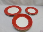 Jogo de 6 pratos em porcelana italiana com barra vermelha. Composto de 2 pratos rasos, 2 pratos fundos e 2 pratos de sobremesa.