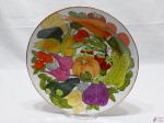 Prato decorativo em porcelana com pintura de legumes. Medindo 27,5cm de diâmetro.