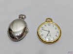 Lote de 2 replicas de relógio de bolso antigos à quartz da coleção Gentleman, necessita de bateria. Medindo o redondo 4cm de diâmetro.