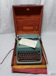 Antiga máquina de escrever da marca Olivetti, Studio 44. Perfeito estado de conservação.