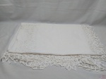 Toalha de mesa Retangular Branca. Peca em perfeito estado, em tecido 100% algodão, com renda e detalhes em bordado. Medindo : 240 x 180 CM.