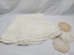 Toalha de mesa redonda em crochê com 4 porta copos. Peças em bom estado de conservação, medindo toalha: 220 D.