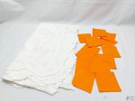Toalha de mesa retangular com 13 guardanapos em tecido. Peças em bom estado de conservação, medindo toalha: 200 x 120 cm.