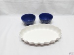 Lote de travessa funda em porcelana branca e 2 bowls azul. Medindo a travessa 32 x 20 x 5,5 cm altura.