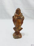 Imagem de Nossa Senhora em madeira entalhada com policromia e olhos de vidro. Medindo 16,5cm de altura. Falta uma das mãos.