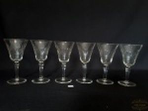 6 Taças Vinho Branco em Cristal Lapidado Pé Disco.  2 Apresentam pequeno Bicado. Medida 8 cm x 15 cm altura