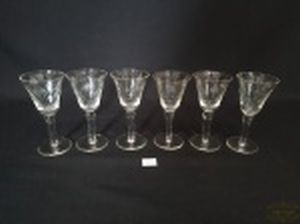 6 Taças Aperitivo em Cristal Lapidado Pé Disco.  1 Apresenta pequeno Bicado. Medida 5 cm x 10,5 cm altura