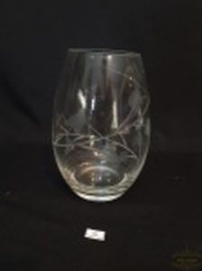 Vaso Floreira em  cristal  com  Lapidação Folhas . Apresenta pequeno Bicado Borda. 19 cm altura x 8 cm diametro.Marcado na base Le Vida