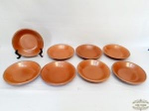 Jogo de 8 Pratos Fundos em Ceramica Vitrificada Marrom  Padrao oxford .1 apresenta pequeno Bicado na Borda. Medida 21 cm diametro.