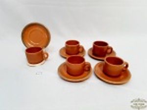 Jogo de 5 Xicaras de Café em Ceramica Vitrificada Marrom  Padrao oxford. 1 Xicara Apresenta Fio de Cabelo   . Medida Café 5,5 cm x 4,5 cm altura Pires 11,5 cm diametro