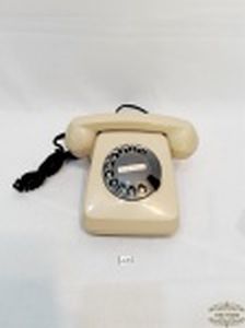 Antigo telefone de Mesa   disco cor Creme. Medida 20 cm x 13 cm. Não testado.