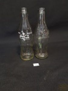 2 Garrafas Decorativas com Logo da Coca - Cola em Vidro Translucido. Medida 2 cm x 19 cm altura.