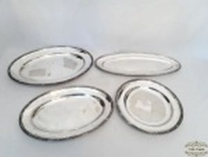 Baixela Servir 4 Peças Em Prata 90 Wolff Modelo X.Medidas:Redonda 29 cm diametro;Peixe 49,5 cm x 20 cm;Travessa Oval 37 cm x 25 cmTravessa Oval 42 cm x 30 cm