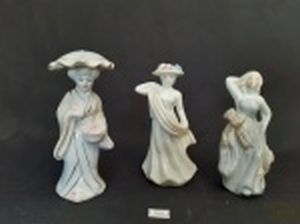 Lote de 3 Esculturas de damas Antigas em Porcelana medida: 13 cm e 14 cm altura