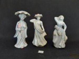 Lote de 3 Esculturas de damas Antigas em Porcelana medida: 13 cm e 14 cm altura