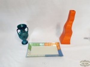 3 Peças  diversas   materias, cidro e ceramica  Medida verde 18 cm de altura, vaso cor latanja 32 cm de altura