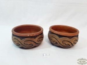 Par de Bowls em Ceramica  tipo Marajoara com relevos. Medida 7 cm altura x 13 cm diametro