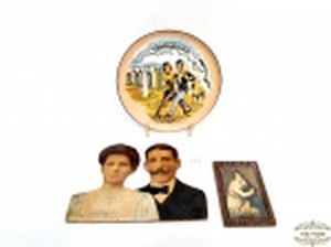 Lote 3 Enfeites Diversos em Madeira Representando Casal. Medida: 1 Prato 21 cm diametro, quadro 13 cm 8,5 cm e Casal 24 x 19,5 cm.