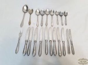 Lote de 21 Peças Talheres Variados em Aço Inox. Sendo : 1 colher Servir, 1 Garfo Salada, 3 colheres sobremesa, 1 garfo Mesa, 11 facas Mesa, 4 colheres de sopa