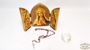 Arte sacra-, oratório tríptico de viagem em madeira acompanha 1 terço. Medida 18,5 cm de alturax 26,5 aberto.